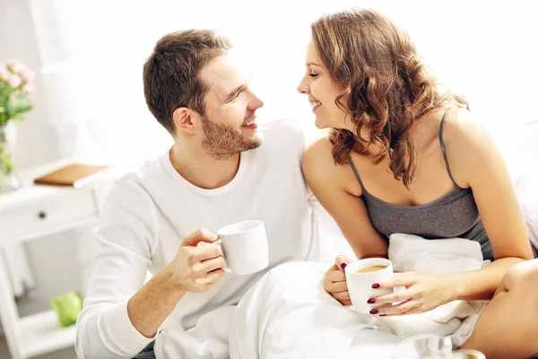 Junges Paar trinkt Kaffee — Stockfoto