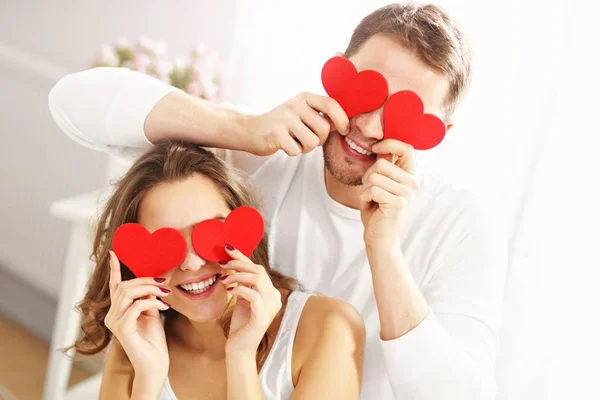 Pareja juguetona en el dormitorio — Foto de Stock