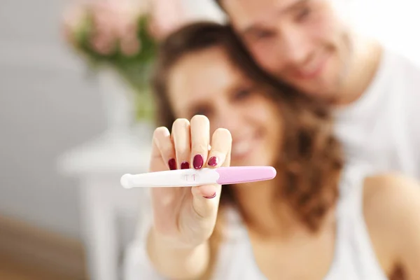 Casal com teste de gravidez no quarto — Fotografia de Stock