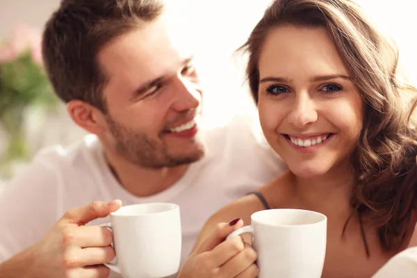 Junges Paar trinkt Kaffee — Stockfoto
