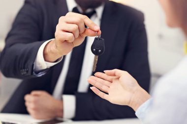  iş adamları ile araba anahtar