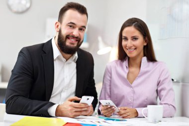 Onların akıllı telefonlar kullanarak iş adamları