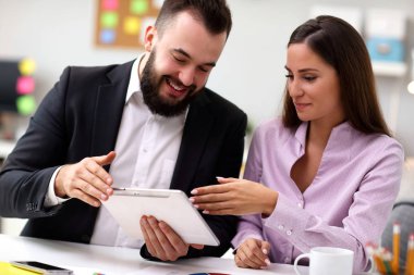 Ofiste Birlikte Çalışan İş Adamları