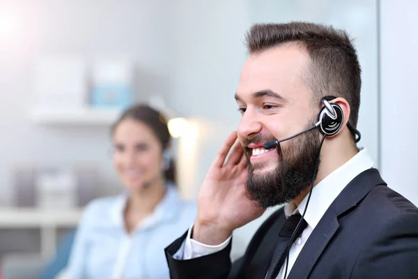 Homem feliz no call center — Fotografia de Stock