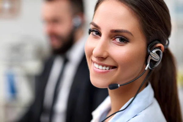 Mulher bonita no call center — Fotografia de Stock