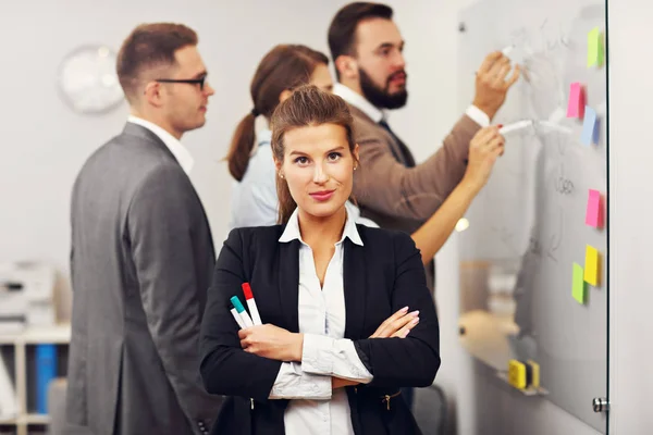 Selbstbewusste Geschäftsfrau und ihr Team — Stockfoto