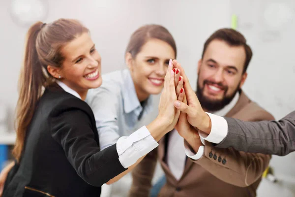 Zakenmensen die in team werken — Stockfoto