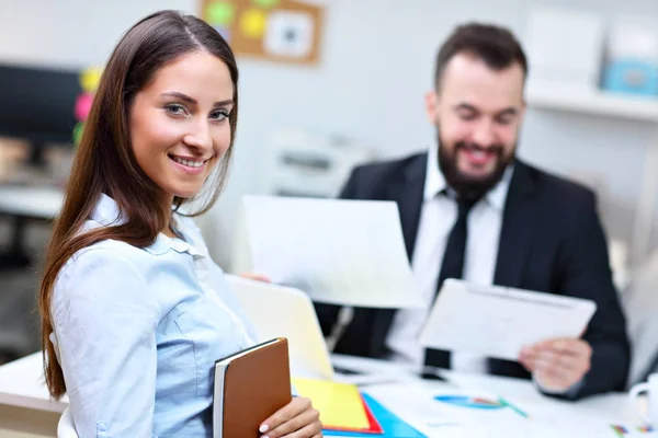 Les hommes d'affaires travaillent ensemble dans le bureau — Photo