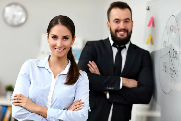 Les hommes d'affaires travaillent ensemble dans le bureau — Photo