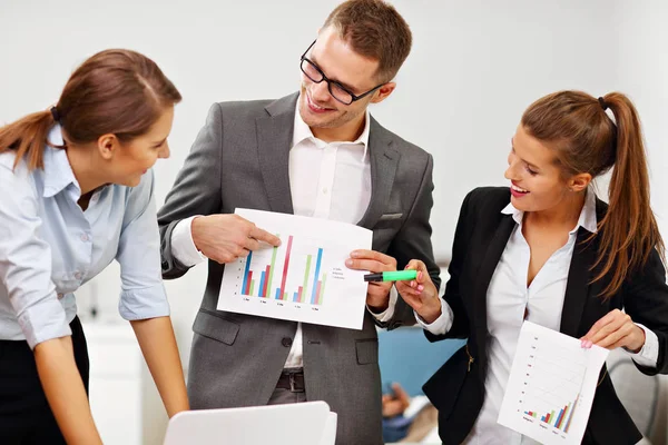 Geschäftsteam im Büro — Stockfoto