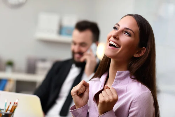 Femme réussie dans le bureau — Photo