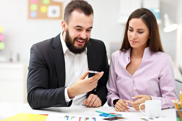 Businesspeople using their smartphones — Stock Photo, Image