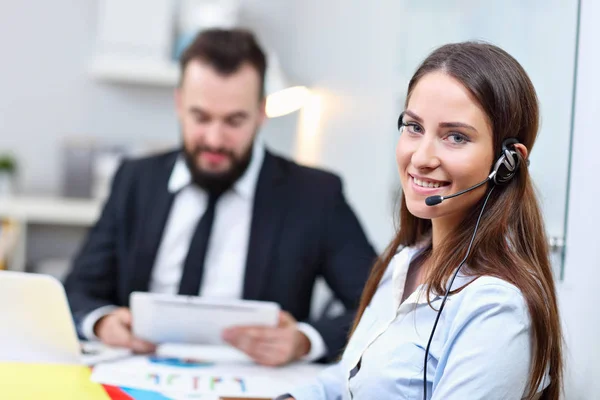 Mulher bonita no call center — Fotografia de Stock