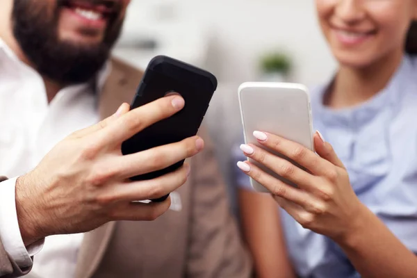 Podnikatelé, pomocí svých chytrých telefonů — Stock fotografie