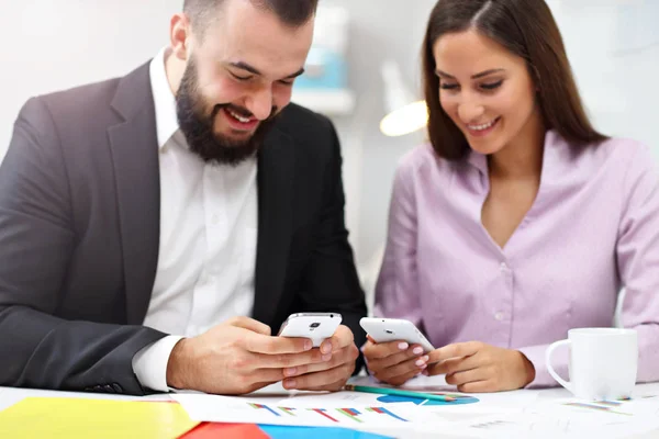 Empresários usando seus smartphones — Fotografia de Stock