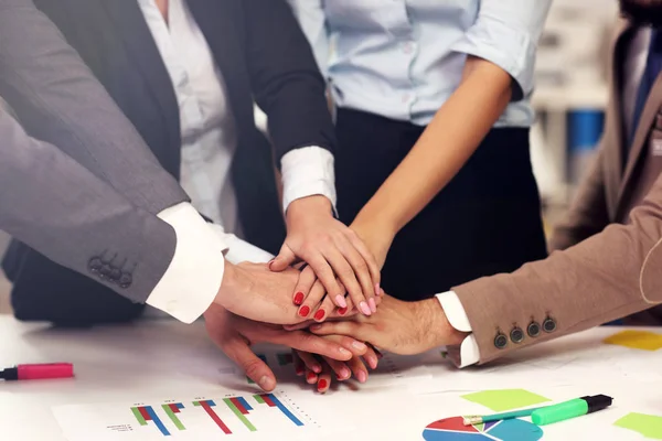 Handen van mensen uit het bedrijfsleven werken in team — Stockfoto