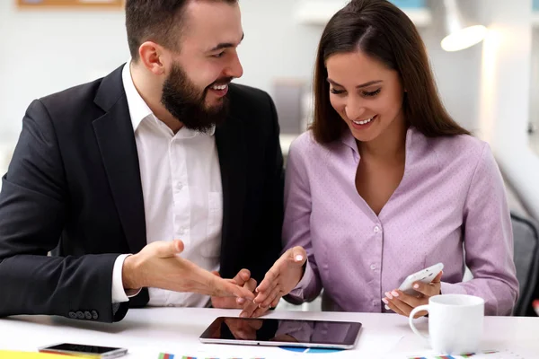 Bedrijfsleiders die samenwerken in Office — Stockfoto