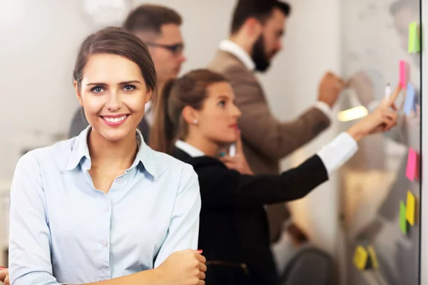 Selbstbewusste Geschäftsfrau und ihr Team — Stockfoto