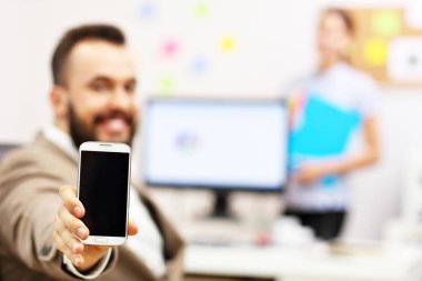Ofiste Smartphone kullanan İşadamı