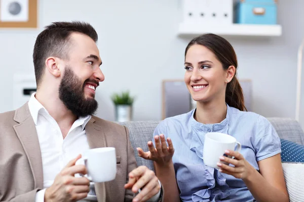 Affärsmän som arbetar tillsammans i kontoret — Stockfoto