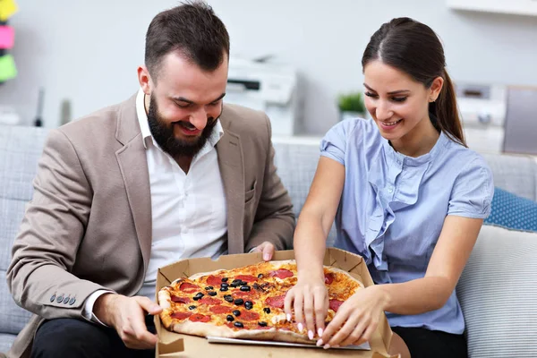 Empresários comendo pizza no escritório — Fotografia de Stock