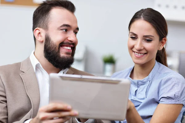 Geschäftsleute arbeiten im Büro zusammen — Stockfoto