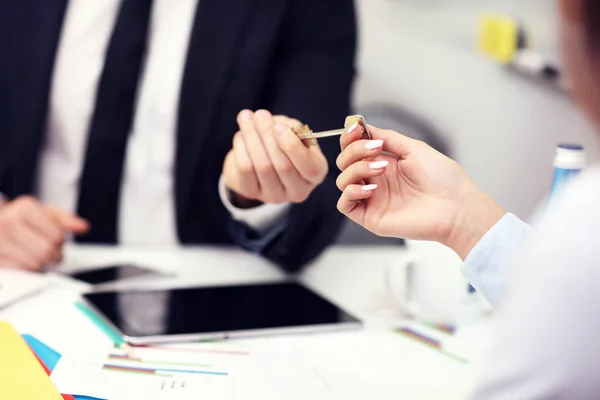 Zakenman uitdelen van sleutels — Stockfoto