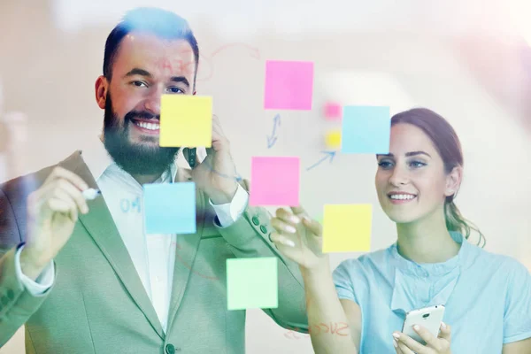 Geschäftsleute arbeiten im Büro zusammen — Stockfoto