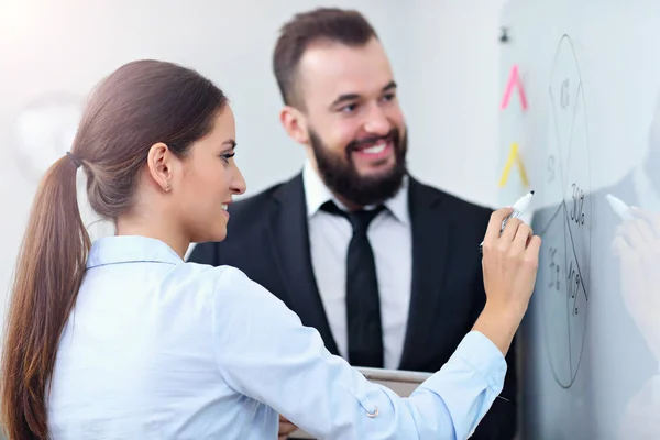 Geschäftsleute arbeiten im Büro zusammen — Stockfoto