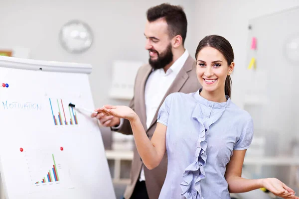 Geschäftsleute arbeiten im Büro zusammen — Stockfoto