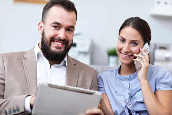 Bedrijfsleiders die samenwerken in Office — Stockfoto