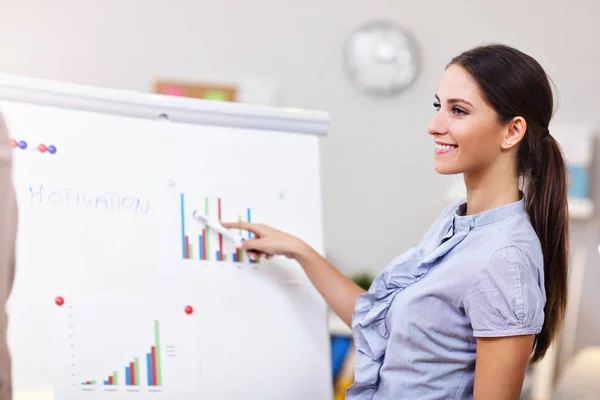 Bedrijfsleiders die samenwerken in Office — Stockfoto