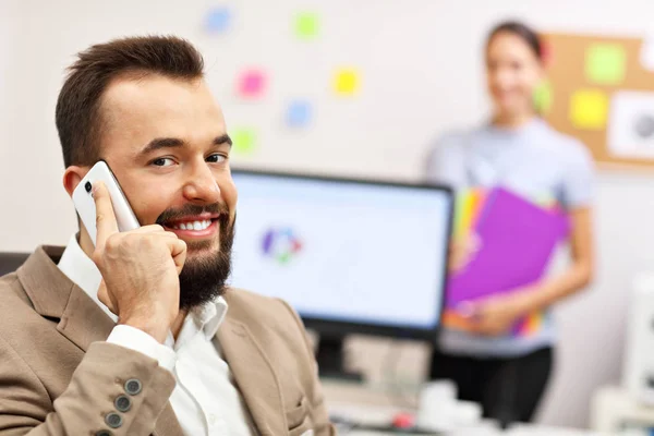 Empresário confiante e seu assistente no escritório — Fotografia de Stock