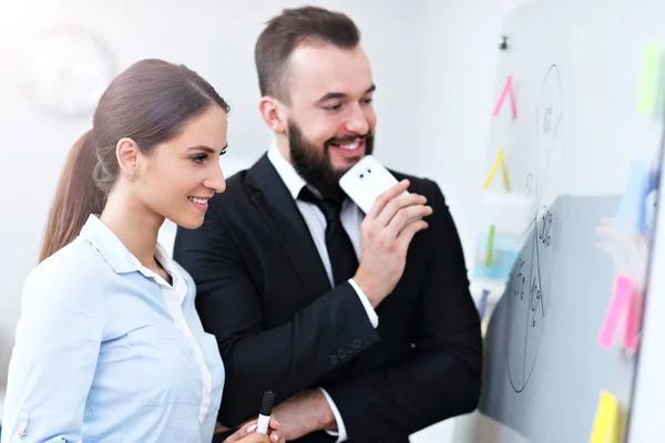 Geschäftsleute arbeiten im Büro zusammen — Stockfoto