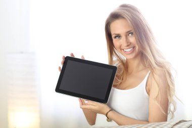 tablet kanepe ile mutlu bir kadın