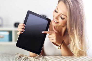 tablet kanepe ile mutlu bir kadın