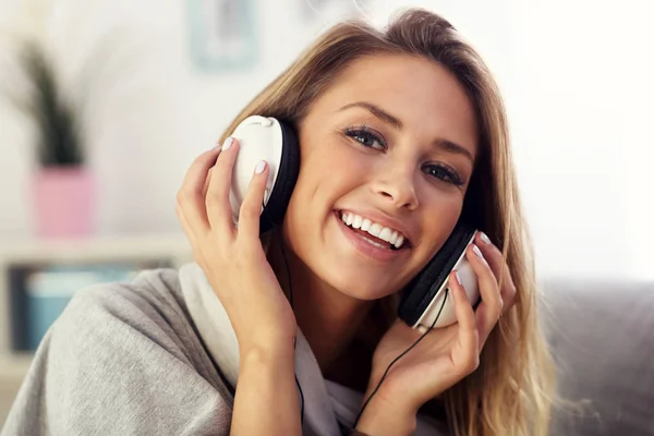 Kobieta zadowolony słuchając muzyki w domu — Zdjęcie stockowe