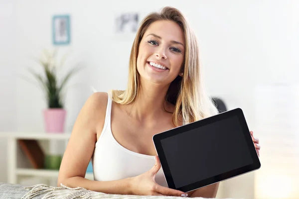 Boldog asszony tabletta a kanapé — Stock Fotó
