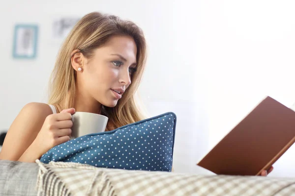 Gelukkige vrouw leest op Bank — Stockfoto