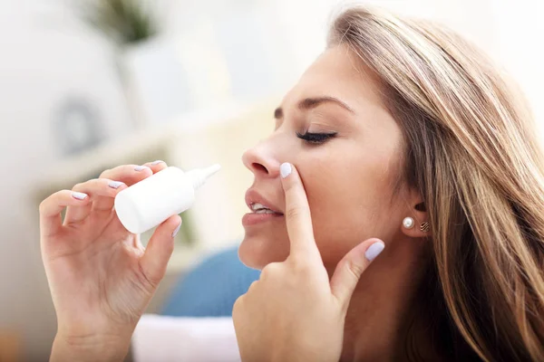 Mulher doente em casa — Fotografia de Stock