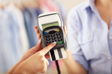 kadın müşteri dükkanda kredi kartı ile ödeme