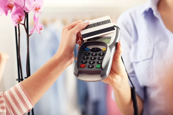 Kvinnliga kunden betalar i butik med kreditkort — Stockfoto
