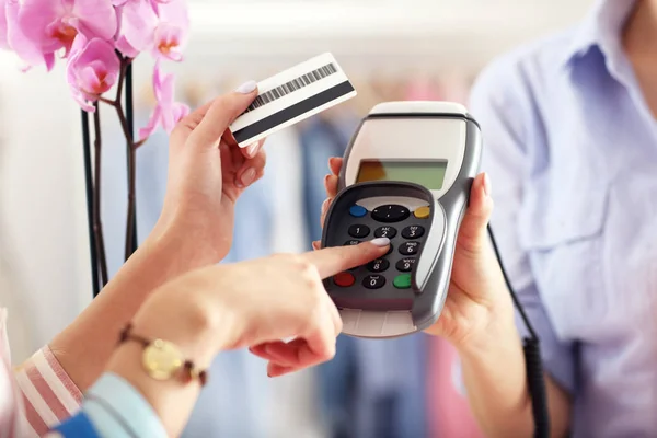 Kvinnliga kunden betalar i butik med kreditkort — Stockfoto