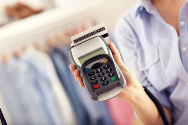 Cliente feminino que paga na loja com cartão de crédito — Fotografia de Stock