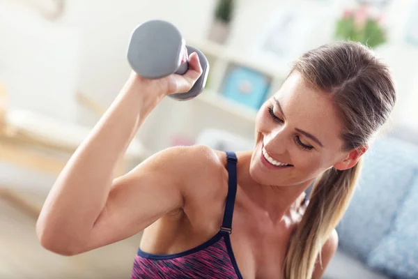 Mujer haciendo ejercicio con mancuerna — Foto de Stock