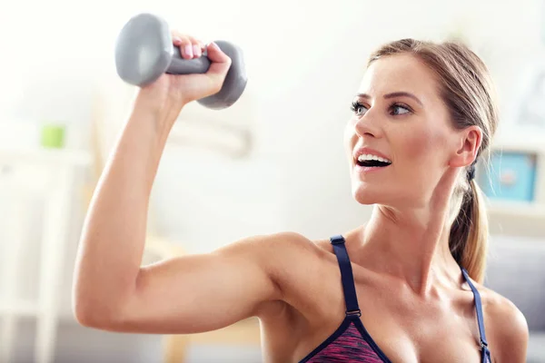 Kadın dumbbell ile evde egzersiz — Stok fotoğraf