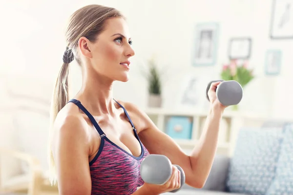 Mujer haciendo ejercicio con pesas — Foto de Stock