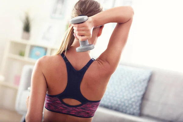 Mujer haciendo ejercicio con pesas — Foto de Stock