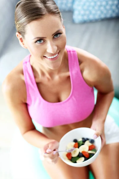 Fit woman eating healthy salad — Stock Photo, Image