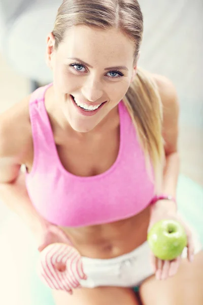 Deportiva mujer con manzana —  Fotos de Stock